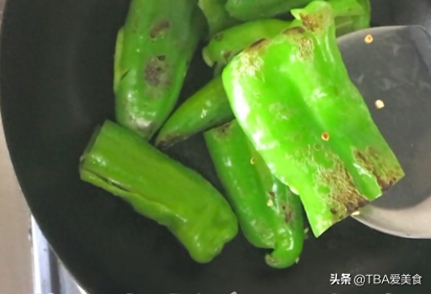 手把手教你做虎皮青椒，非油炸不油腻，香辣开胃，先收藏了