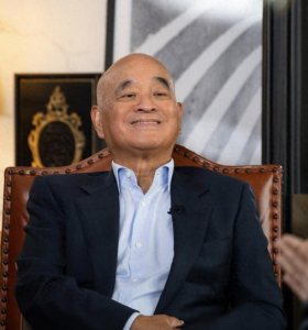 ​郑裕彤家族夺得佐丹奴管理权，70岁前CEO被罢免，称将去做洗碗工