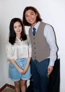 ​李丽珍老是老了点，但秀身材成瘾，穿露脐装秀小蛮腰