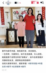 ​65岁郎平回国过年，头发白了、面相更自然，“医美痕迹”不见了