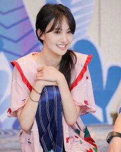 ​郑爽家庭背景起底，12岁离家学艺，从出道到“疯爽”她经历了啥