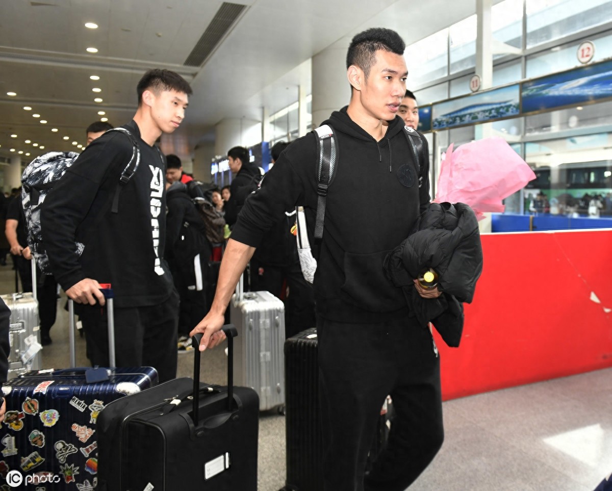 八一南昌男篮返回江西，战绩不佳无碍球迷热情接机