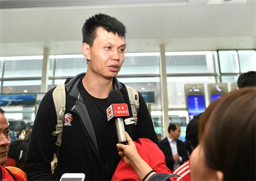 八一南昌男篮返回江西，战绩不佳无碍球迷热情接机