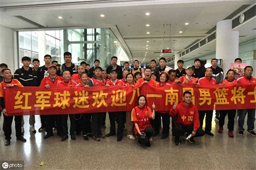 八一南昌男篮返回江西，战绩不佳无碍球迷热情接机