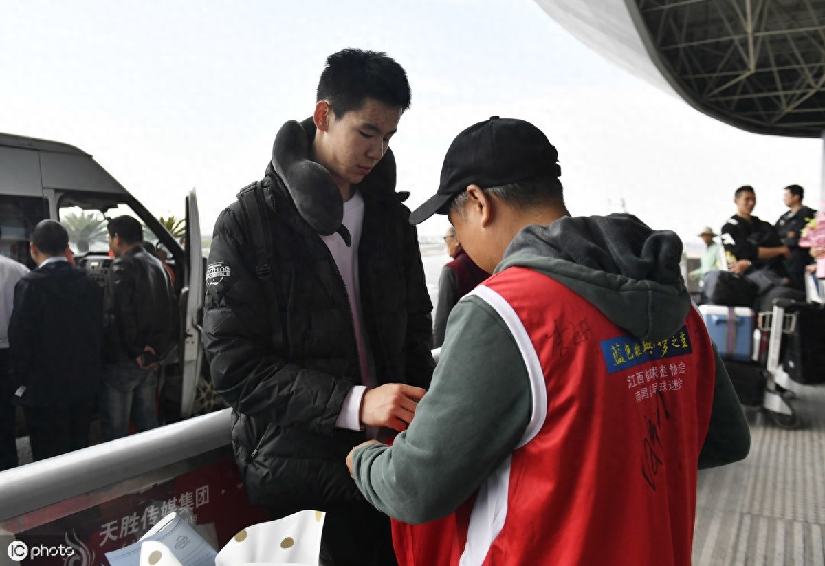 八一南昌男篮返回江西，战绩不佳无碍球迷热情接机