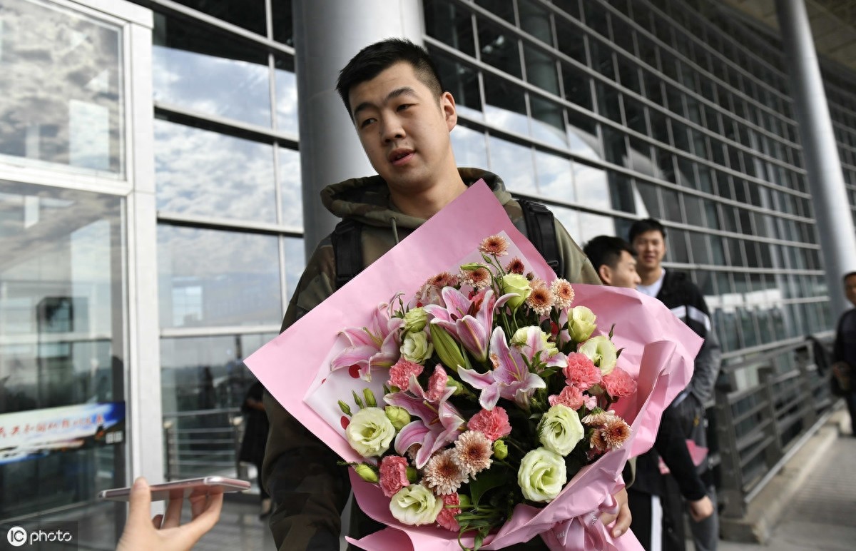 八一南昌男篮返回江西，战绩不佳无碍球迷热情接机