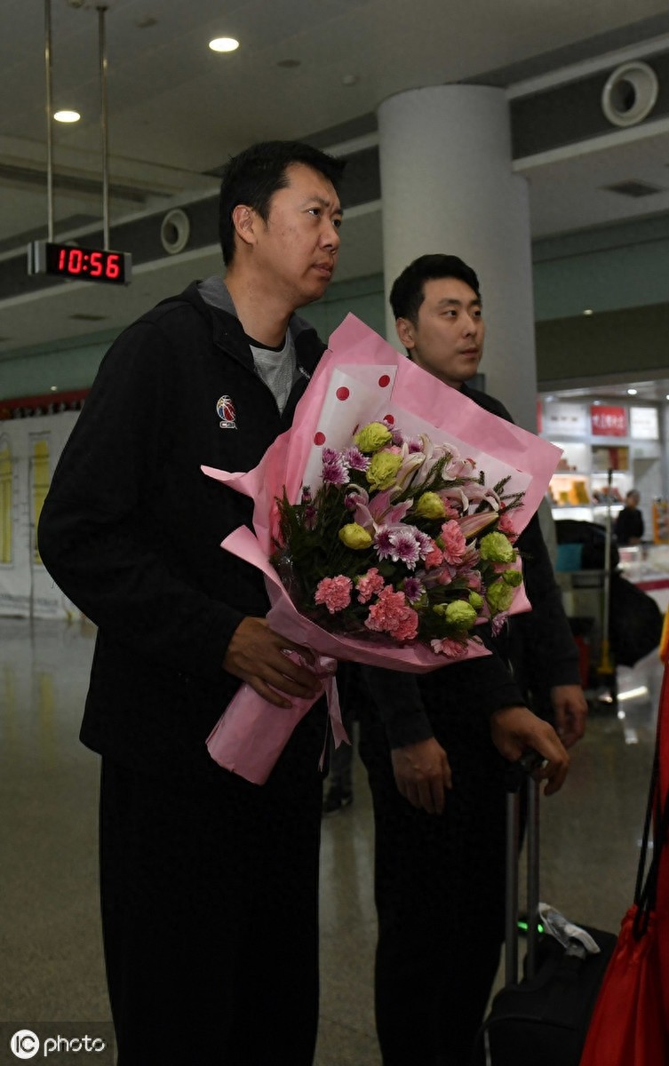 八一南昌男篮返回江西，战绩不佳无碍球迷热情接机