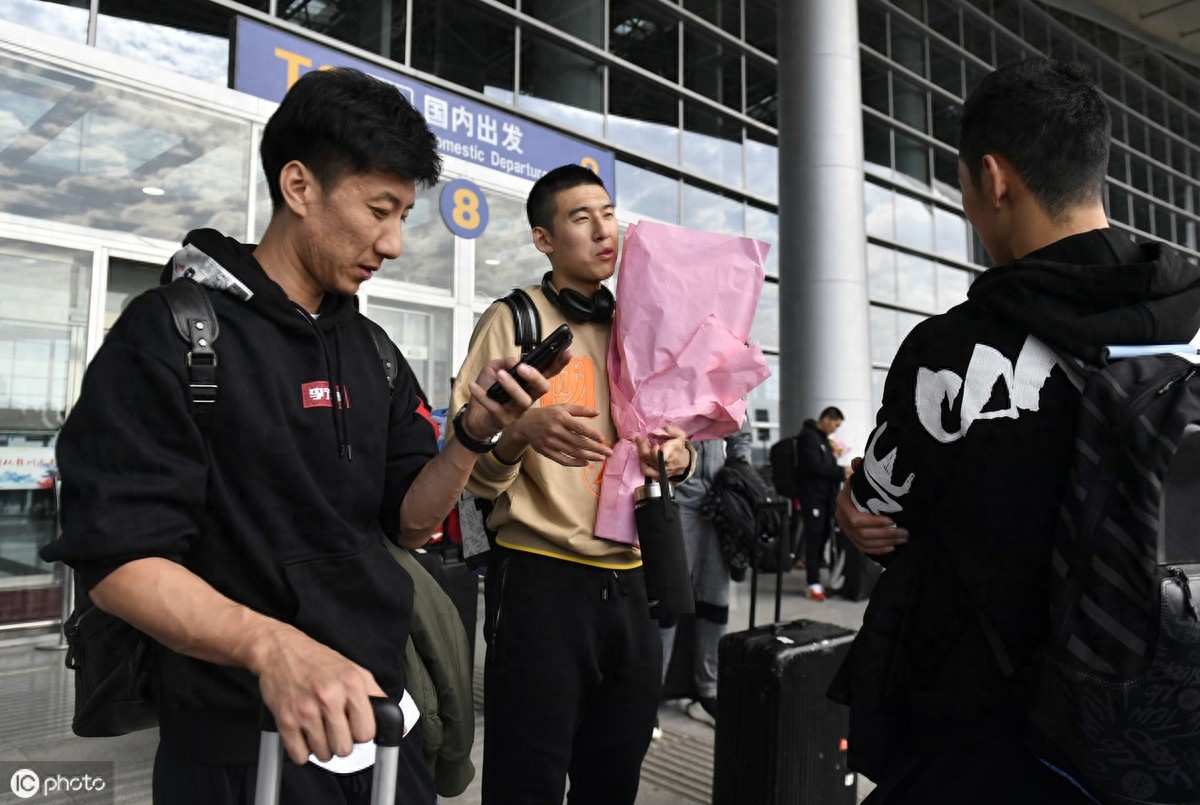 八一南昌男篮返回江西，战绩不佳无碍球迷热情接机