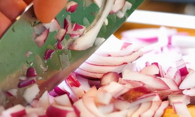 ​切洋葱不辣眼睛小窍门 ？教你几个小妙招，怎么切也不辣眼睛不流泪