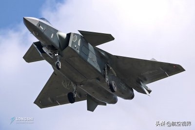 ​20战斗机再次公开亮相，5代机同框闪亮登场，技术代差优势霸气