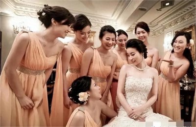 ​晶晶的婚礼照片惊艳全场，伴娘团气质非凡＂