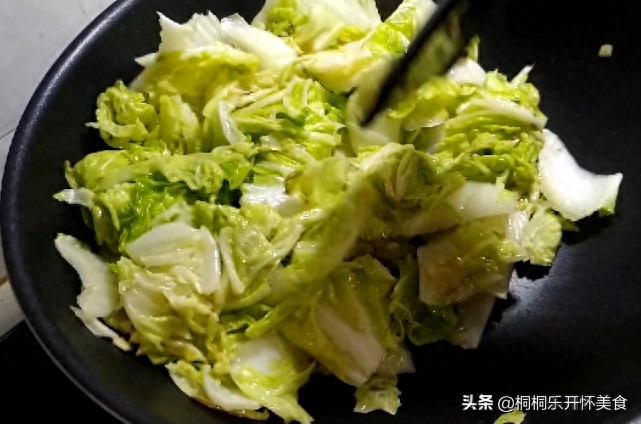 教你做醋溜白菜,酸辣开胃做法简单,饭店大厨都是这么做的