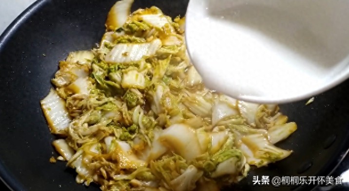 教你做醋溜白菜,酸辣开胃做法简单,饭店大厨都是这么做的