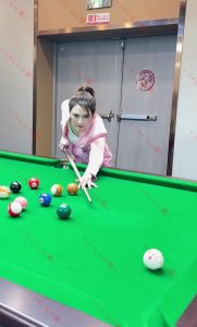 ​52岁洪欣打台球美翻了，路人视角下白白瘦瘦，比一旁00后还美！