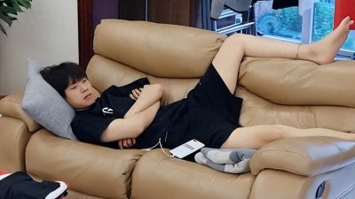 ​34岁魏大勋与父母同住大房子，衣来伸手饭来张口，生活也快乐了