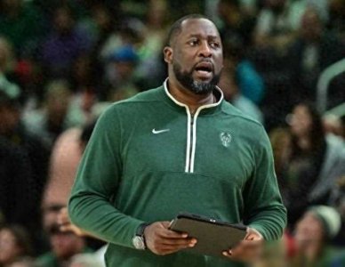 ​雄鹿宣布炒掉主帅格里芬，首选道格-里弗斯