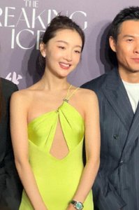 ​曝周冬雨刘昊然分手，女方开始放飞自我，真空上镜不穿内衣惹争议