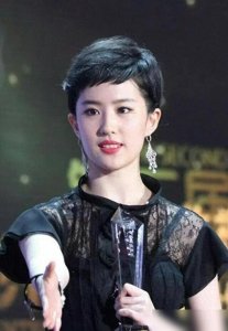 ​刘亦菲换发型似换了个人！短发配薄纱裙时髦英气，美到差点认不出