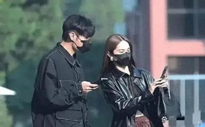 ​李荣浩杨丞琳街头漫步：事业爱情双轨并行显默契