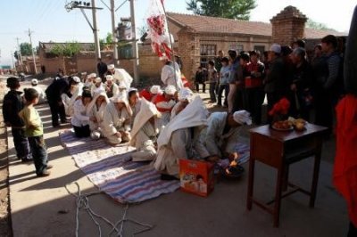 ​农村葬礼风俗多，尤其是出殡环节，这些细节都很隆重