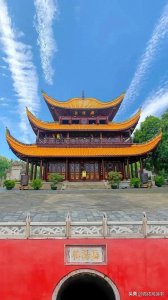 ​昔闻洞庭水，今上岳阳楼。杜甫晚年登楼吟诗叹人生