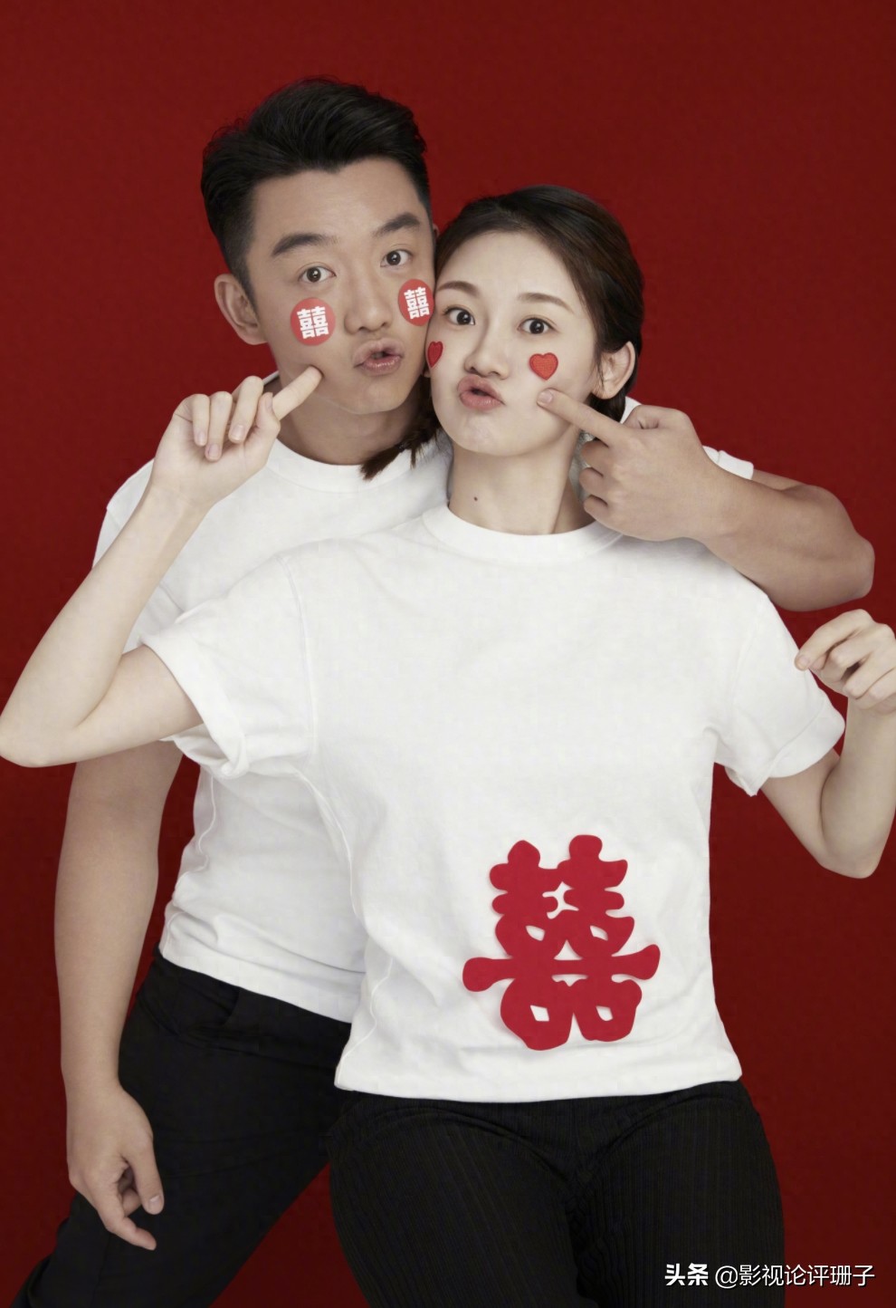 郑恺与苗苗官宣晒结婚照“囍”字贴肚似有寓意