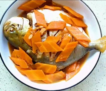 ​为全家准备的营养晚餐，红烧金鲳鱼，减脂又营养，配上玉米真美味