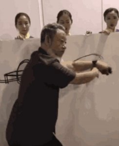 ​“射墨”哗众取宠还是艺术？当事人：这是超越日本现代书法的突破口