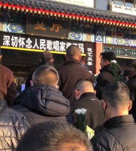 ​德德玛追悼会现场：动人送花、完美挽联，杨坤杨丽萍缅怀终老