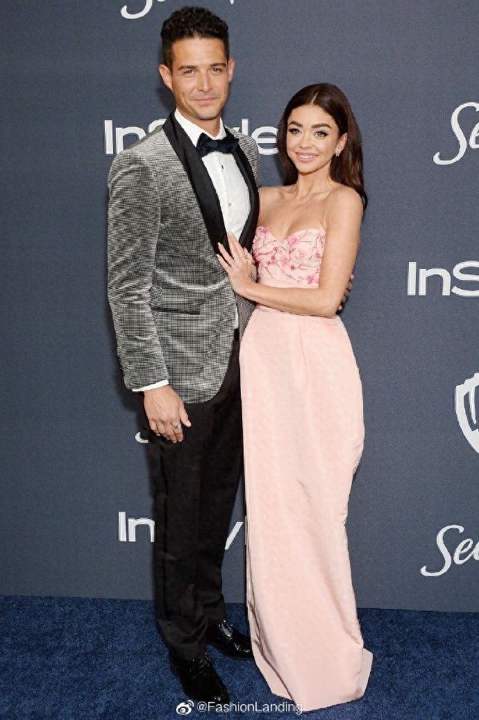 萨拉和未婚夫超恩爱亮相,粉色抹胸长裙太甜了,老夫的少女心