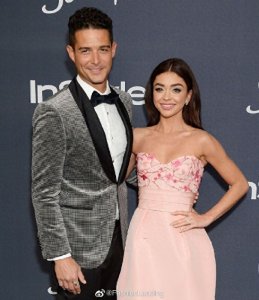 ​萨拉和未婚夫超恩爱亮相，粉色抹胸长裙太甜了，老夫的少女心