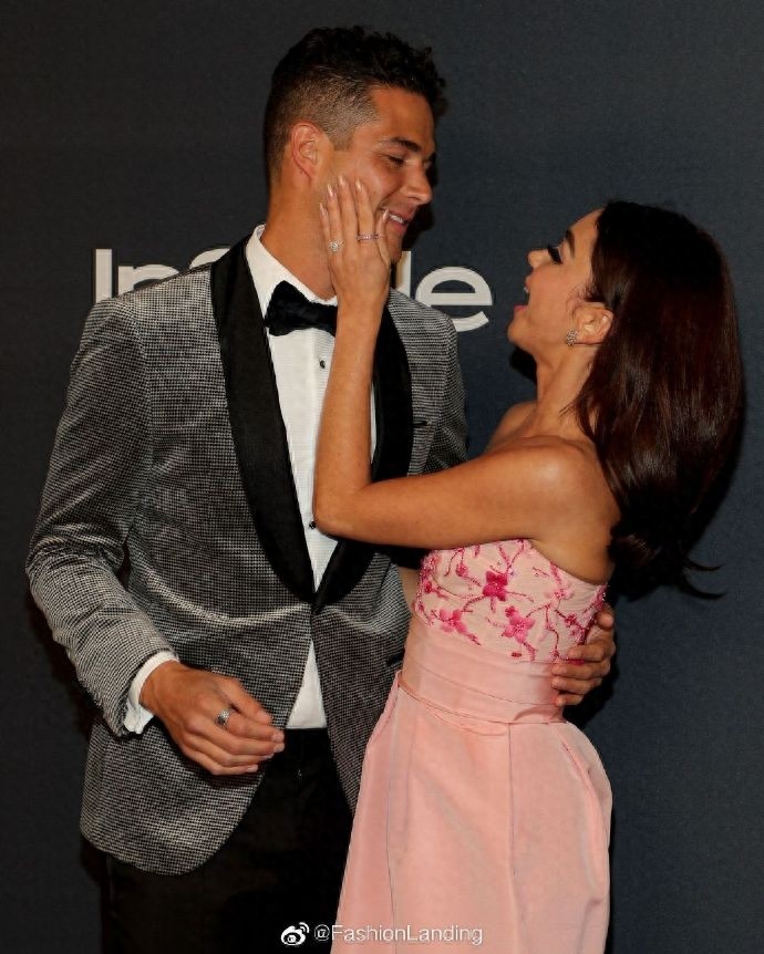 萨拉和未婚夫超恩爱亮相,粉色抹胸长裙太甜了,老夫的少女心