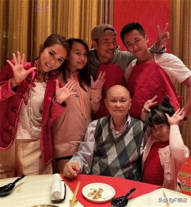 ​洗米华夫妇与家人吃饭拍全家福贺新年 小女儿扮演可爱小牛很应节