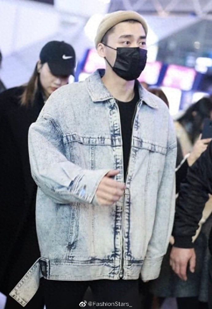 李易峰清爽帅气牛仔外套,潮流时尚,头戴小圆帽太可爱了
