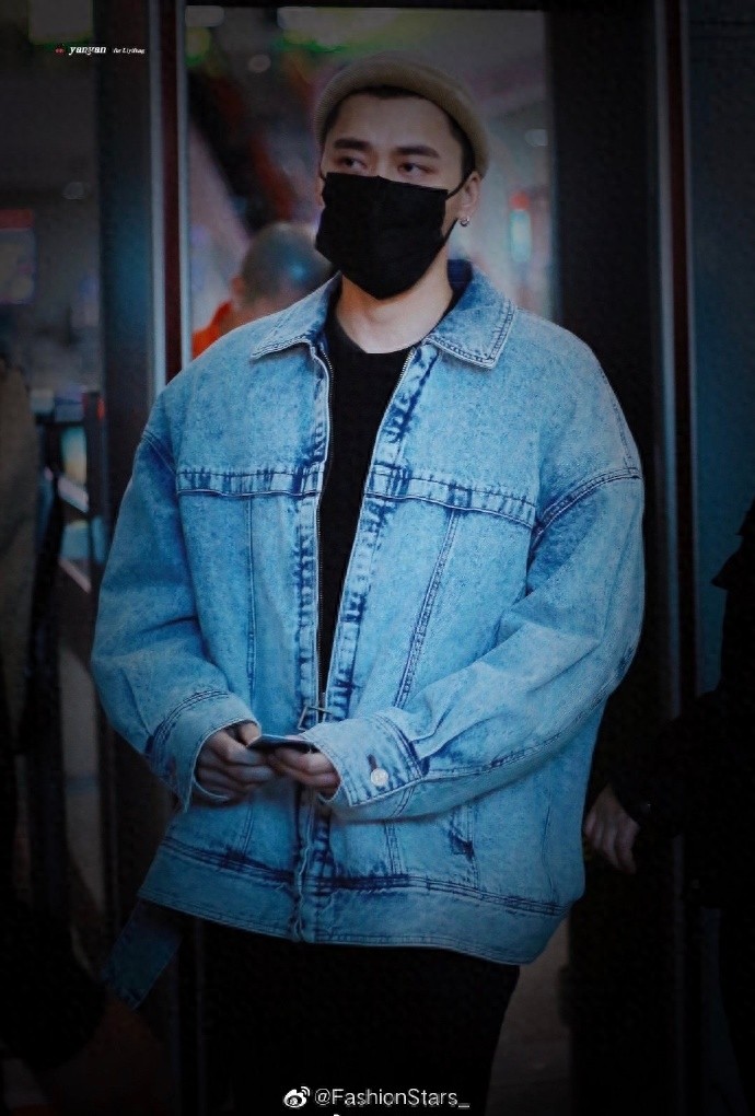 李易峰清爽帅气牛仔外套,潮流时尚,头戴小圆帽太可爱了