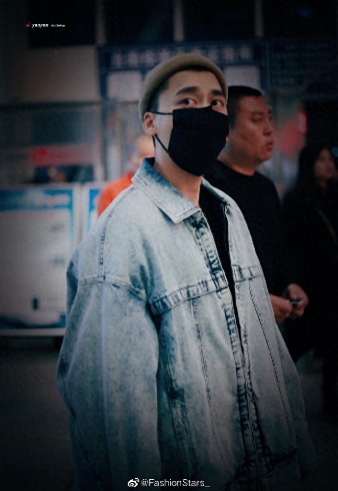 李易峰清爽帅气牛仔外套,潮流时尚,头戴小圆帽太可爱了