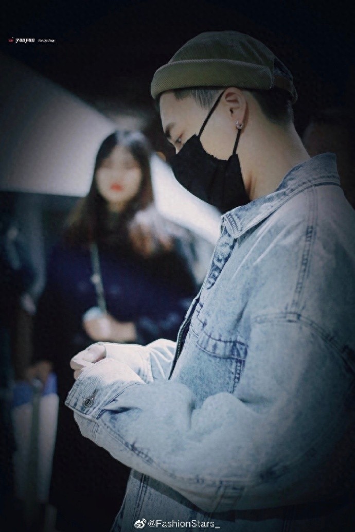 李易峰清爽帅气牛仔外套,潮流时尚,头戴小圆帽太可爱了