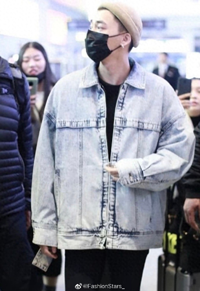 李易峰清爽帅气牛仔外套,潮流时尚,头戴小圆帽太可爱了