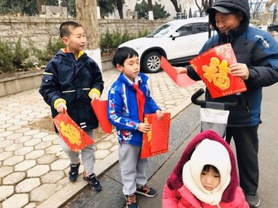 ​写福字剪窗花，小学生自己动手感受年味