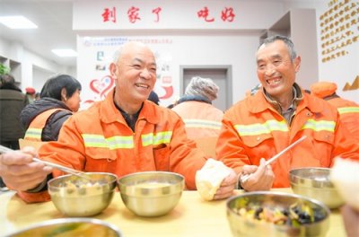 ​栾川：“爱心早餐”温暖环卫工 七日不间断