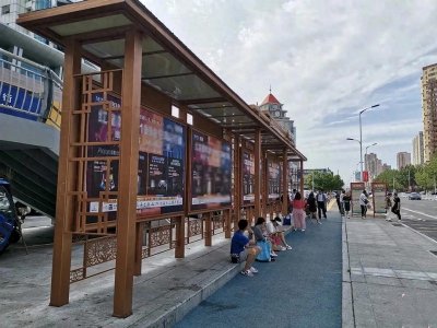 ​大庆新玛特公交站乘客为何“席地候车”？找东家一问“三”不知