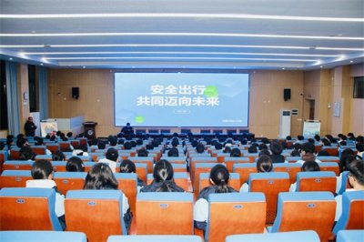 ​郑州交警三支队走进郑州市第102高级中学开展交通安全知识讲座