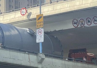 ​燕山立交超高罐车事件，路人惊呆！